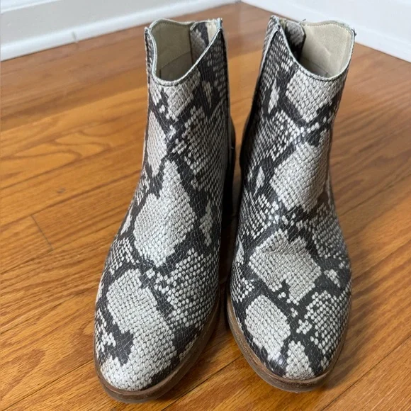 Dolce Vita Snakeskin Tavin Ankle
Boots Size 8M - Picture 4 of 6